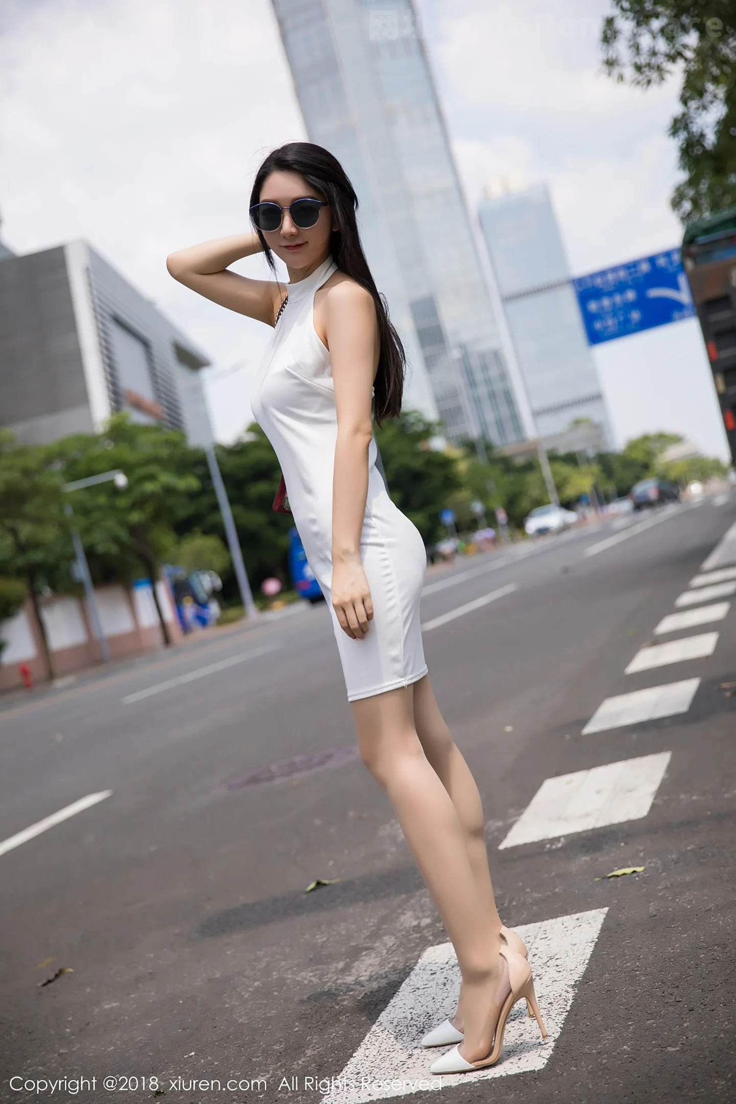 图片[3]-[XiuRen秀人网]VOL.1149 女神Angela小热巴室外车拍系列肉丝裤袜撩人姿势诱惑写真76P-秀人网官方网站